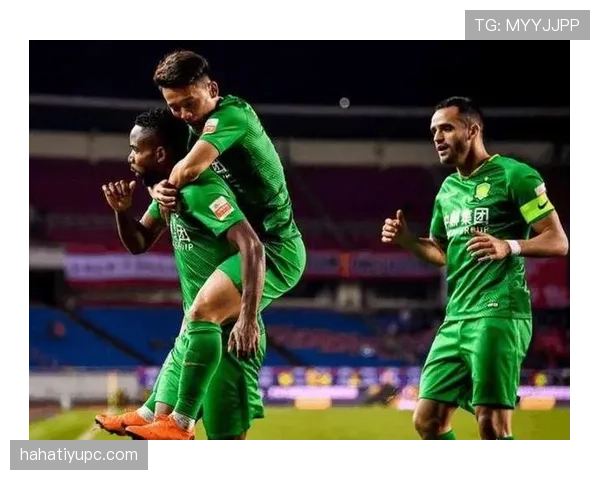 越位旗示意：边裁举旗、放下与裁判判罚含义